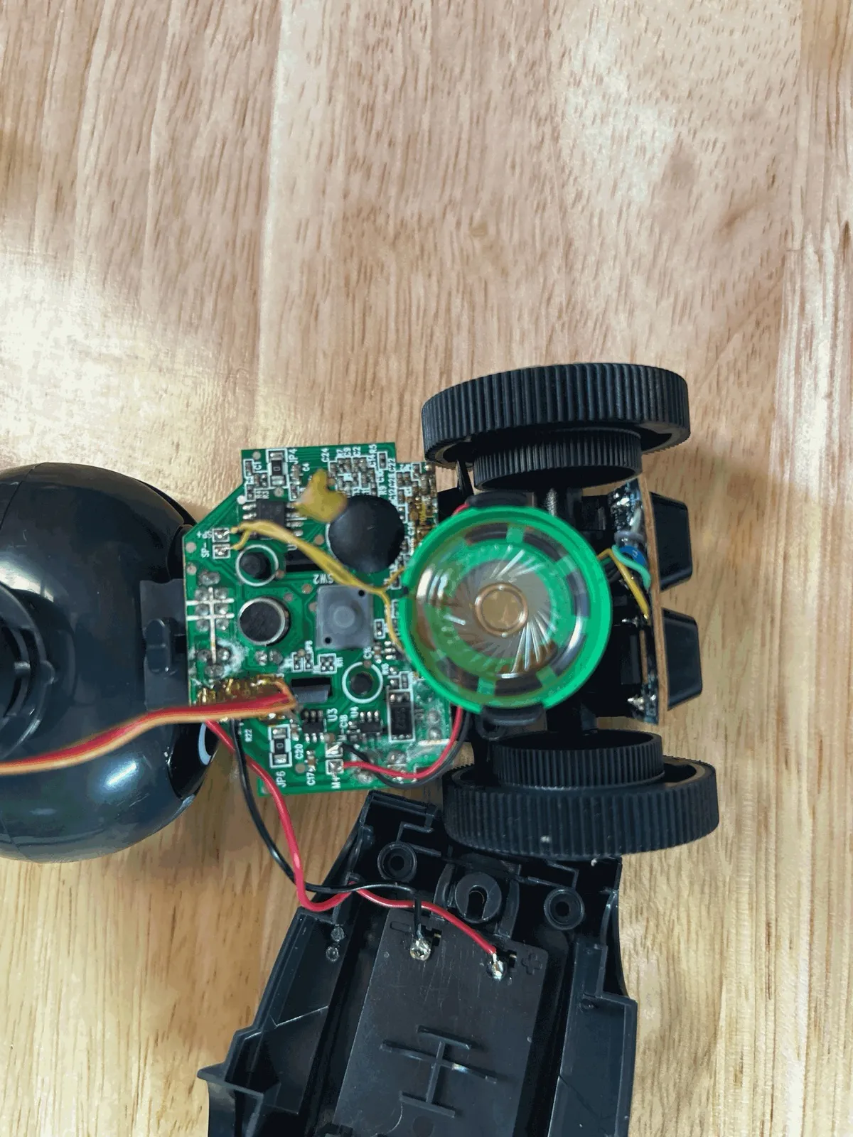 Just opened: the green main board, the speaker, the chassis and two wheels