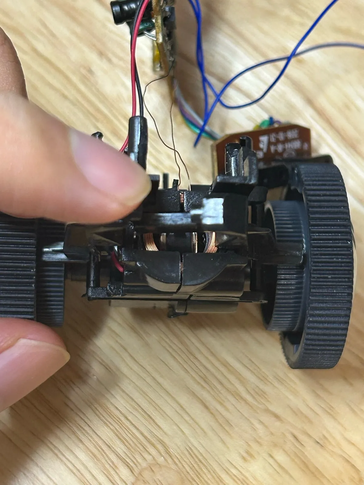 The steering: a coil and an armature carrying a permanent magnet