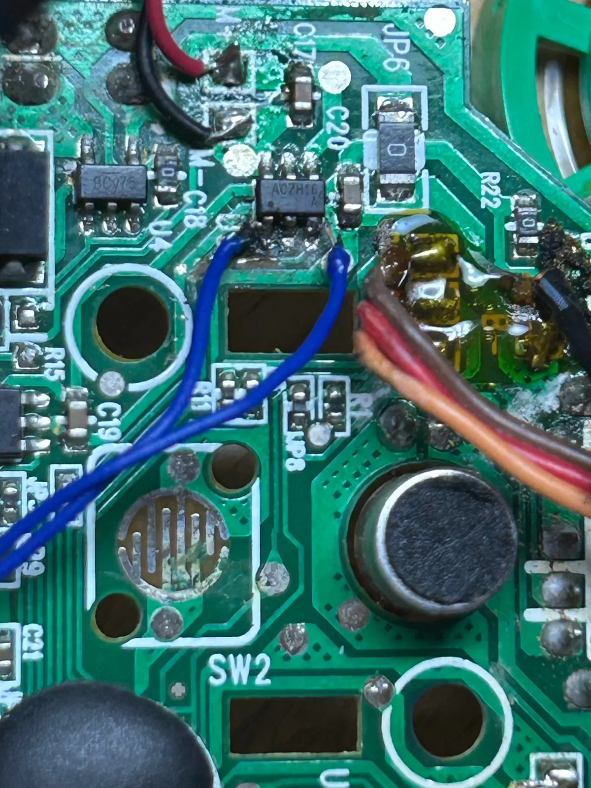 U3 wired up: two blue wires running from U3's input pins
